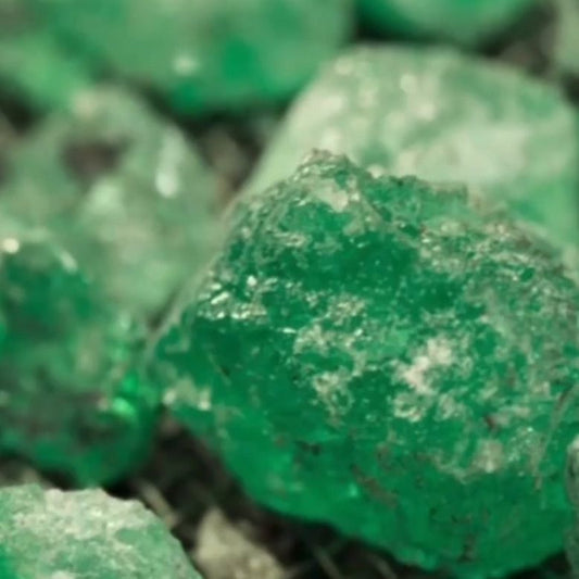 Exploring the Differences: Natural Emeralds vs. Lab-Grown Emeralds