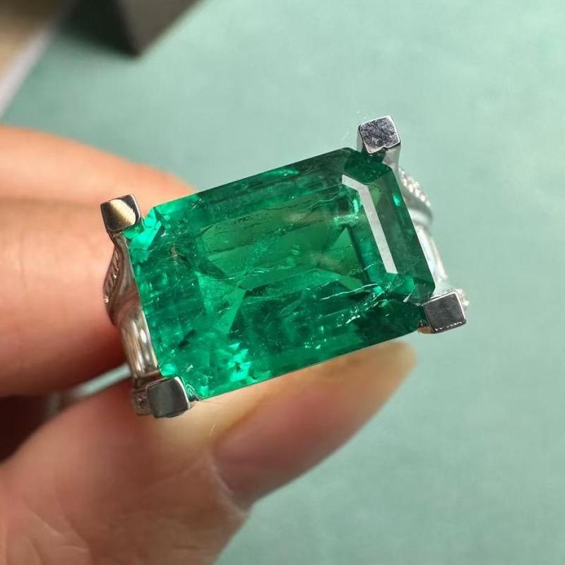 Sierra Sovereign Shine Emerald Ring for her