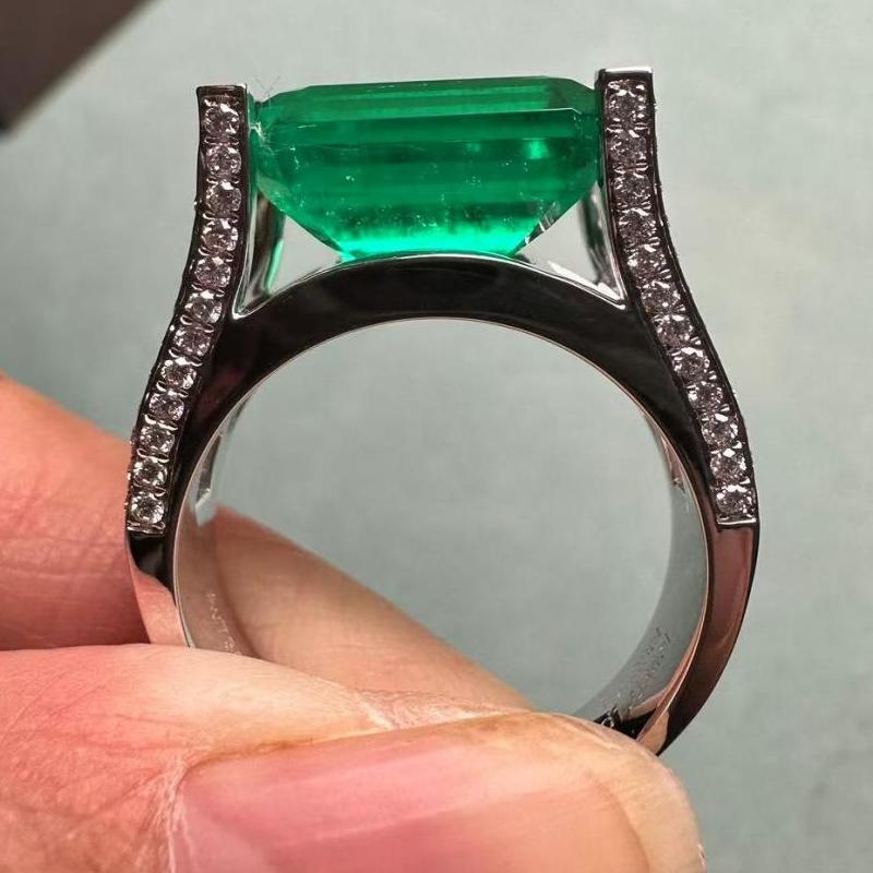 Sierra Sovereign Shine Emerald Ring for her