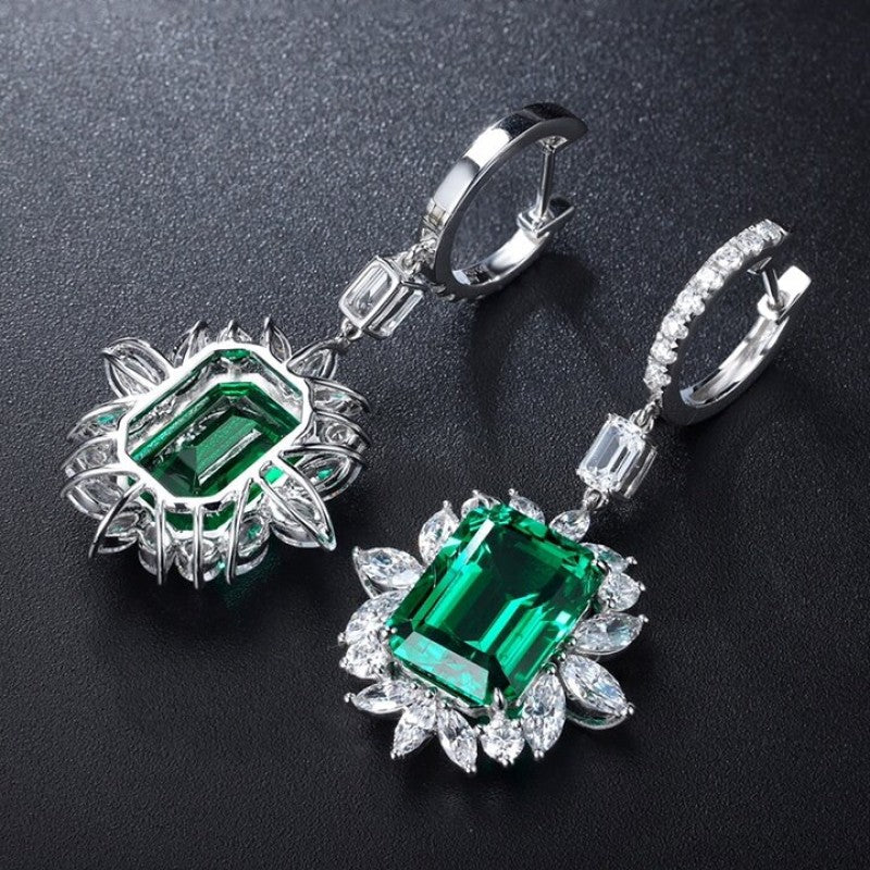Elegant emerald ring and earrings displayed on a soft white jewelry box – online buying guide for 2025