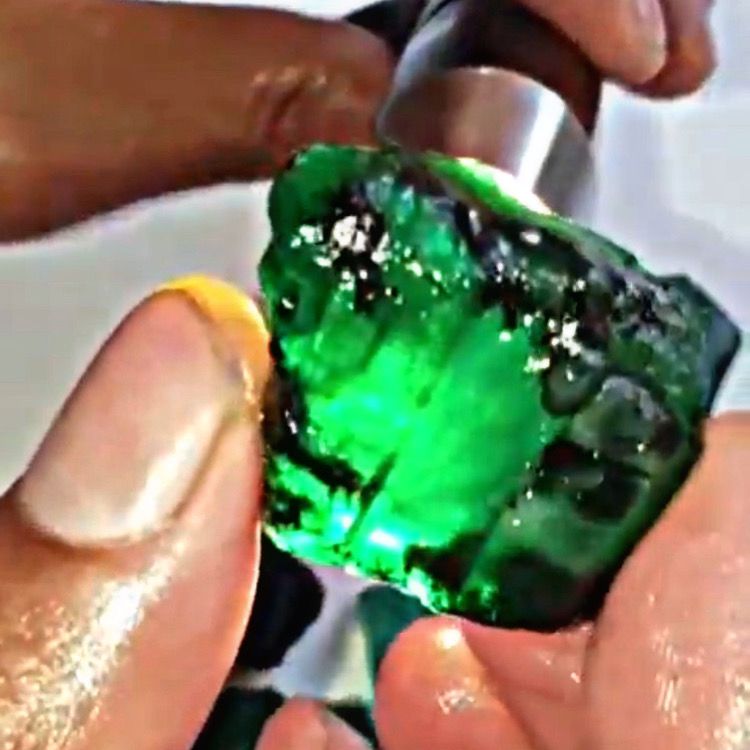 The Complete Guide to Emerald Cuts, Clarity, and Carat