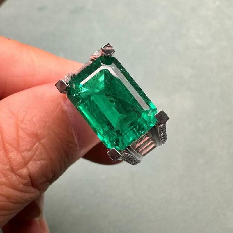 Sierra Sovereign Shine Emerald Ring for her